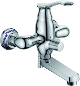 Смеситель для ванны кор. излив L3141 латунь